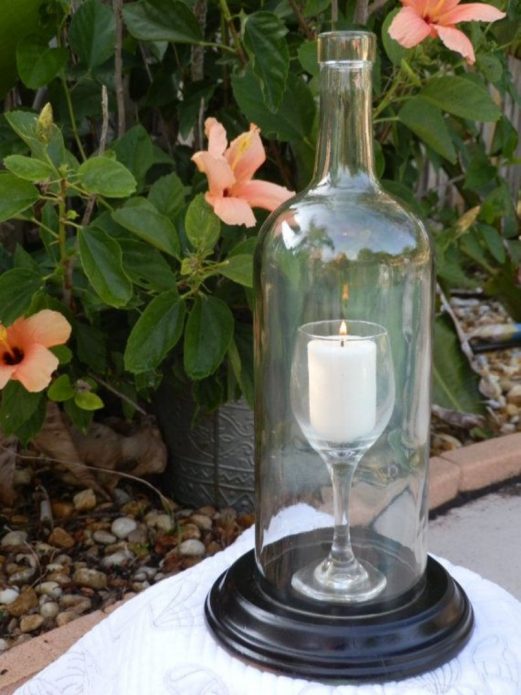 Bougeoir original dans un verre et une bouteille