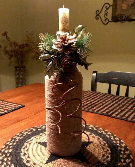 Bougeoir bouteille décoré de façon festive