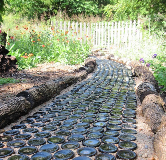 Chemin de campagne pavé de bouteilles en verre
