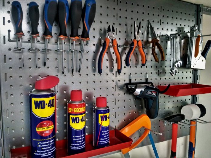 Boîte à outils en métal perforé