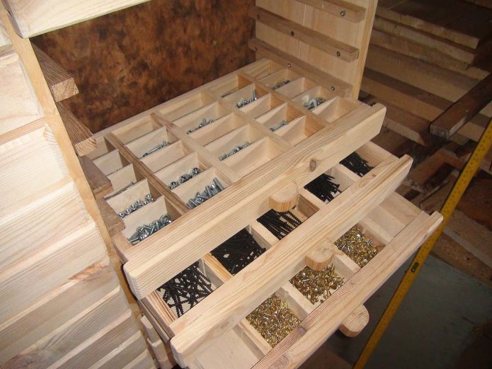 Étagères avec cellules de stockage