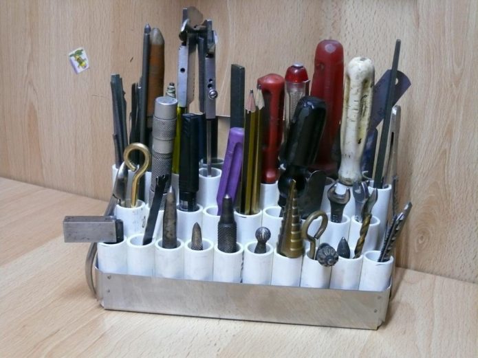 Organisateur de bureau à partir de morceaux de tuyaux en plastique et en métal