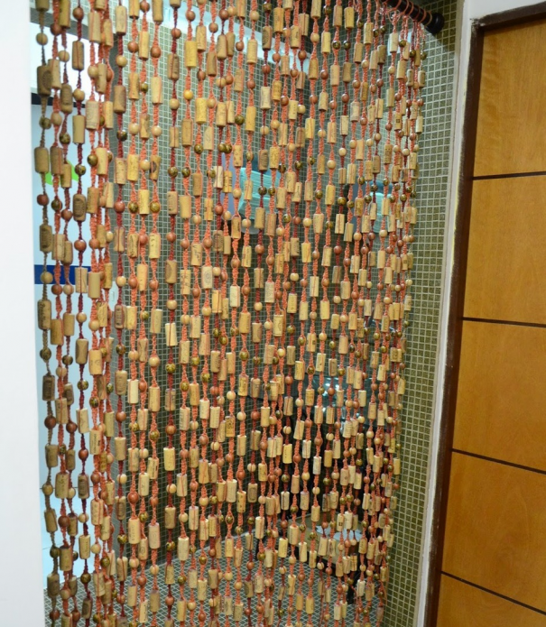 Volet dans la salle de bain des bouchons de vin