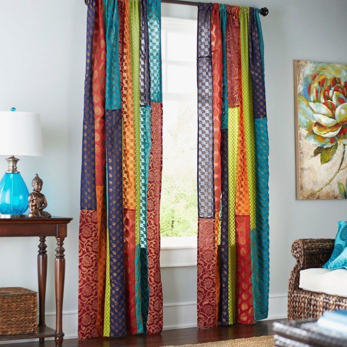 Rideaux occultants en patchwork dans le salon de la ville