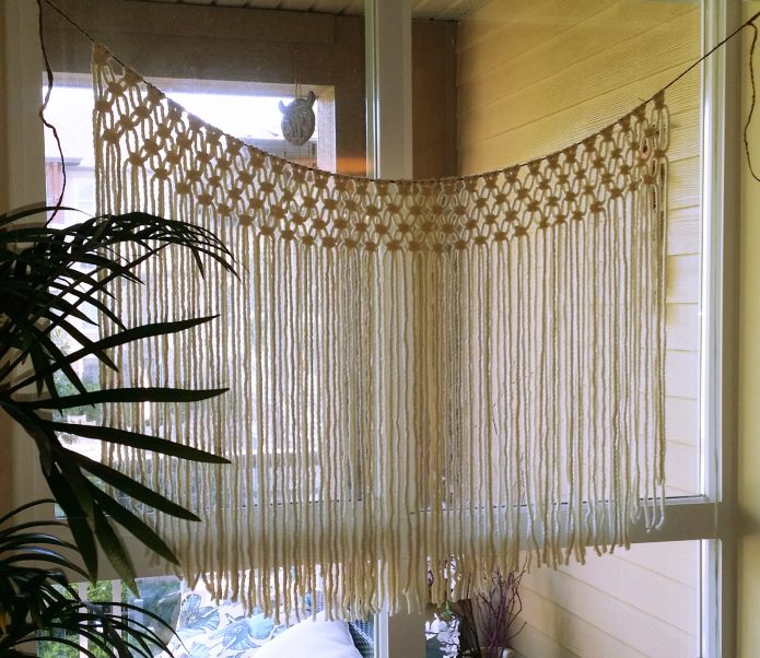 Un rideau en macramé petit mais spectaculaire