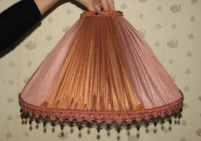 Abat-jour en morceaux de satin