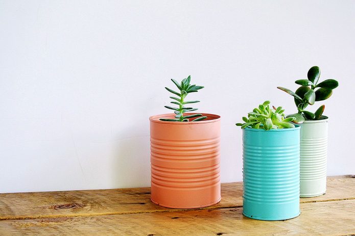 Pots de fleurs en étain