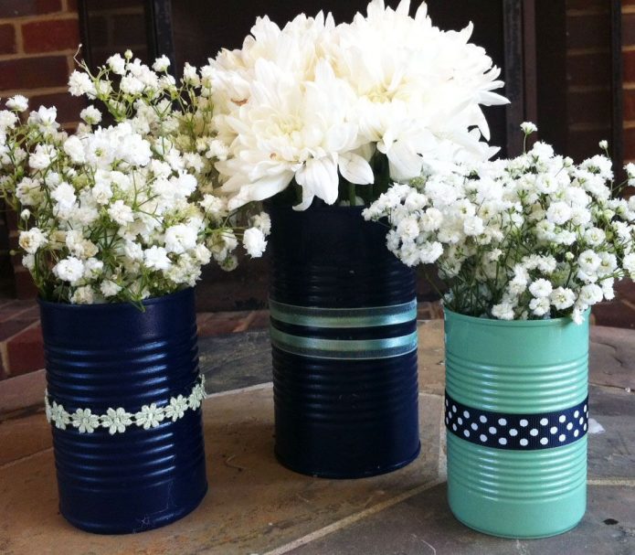 Vases colorés de canettes