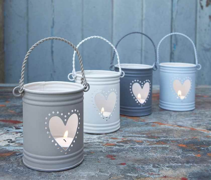 Lampes de poche spectaculaires sur un chalet d'été