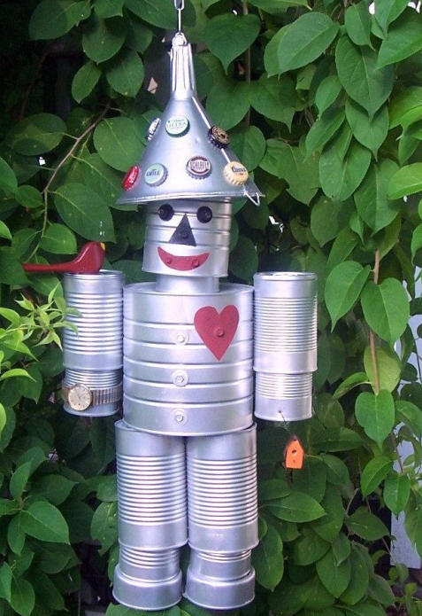 Épouvantail fait maison à partir de canettes dans le pays