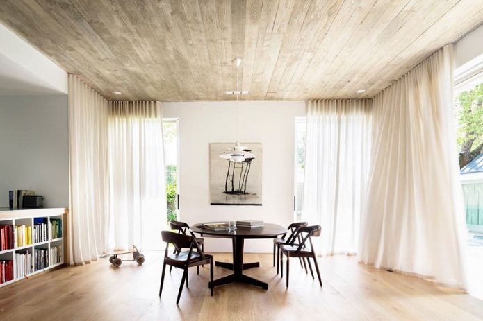 Stratifié au plafond