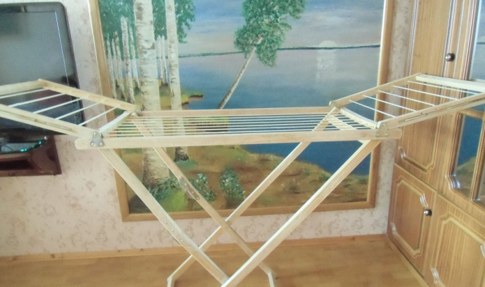 Séchoir en bois spacieux d'un bar