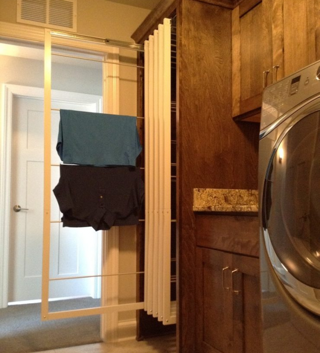 Sèche-linge dans l'armoire de cuisine