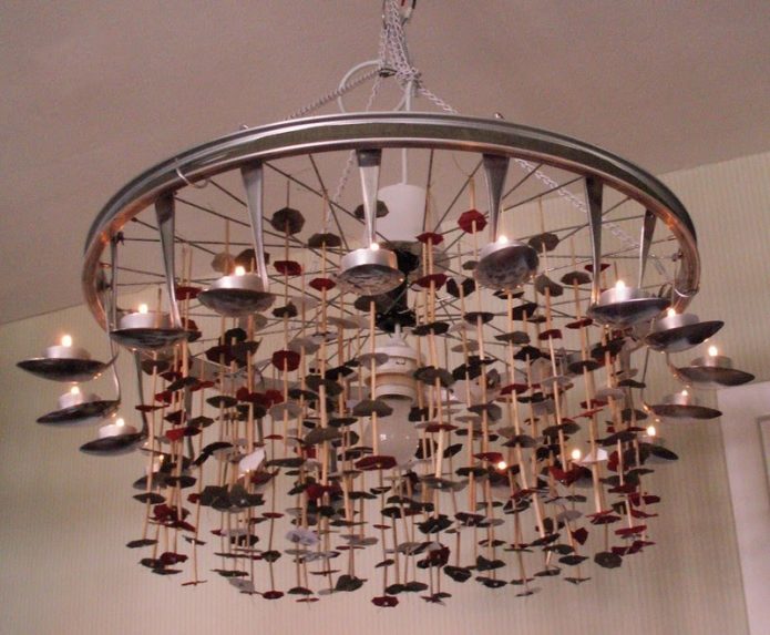 Roue et chandelier de couverts spectaculaires