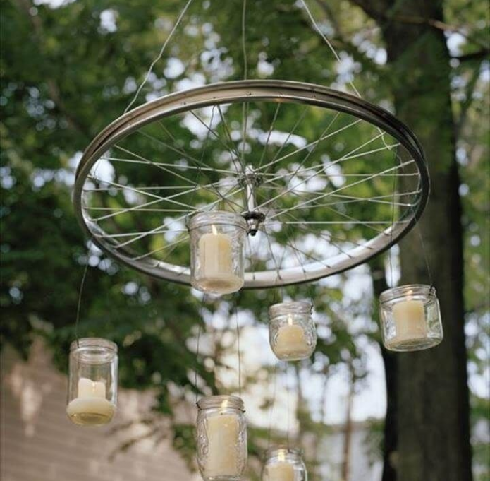 Bougeoir de pays à partir d'une roue et de canettes