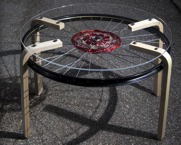 Petite table faite de roues sur pieds en bois