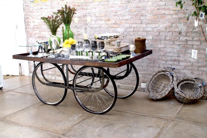 Table de service sur roues de vélo