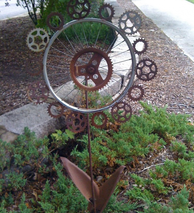 Décor d'une roue et de pelles sur un lit de campagne