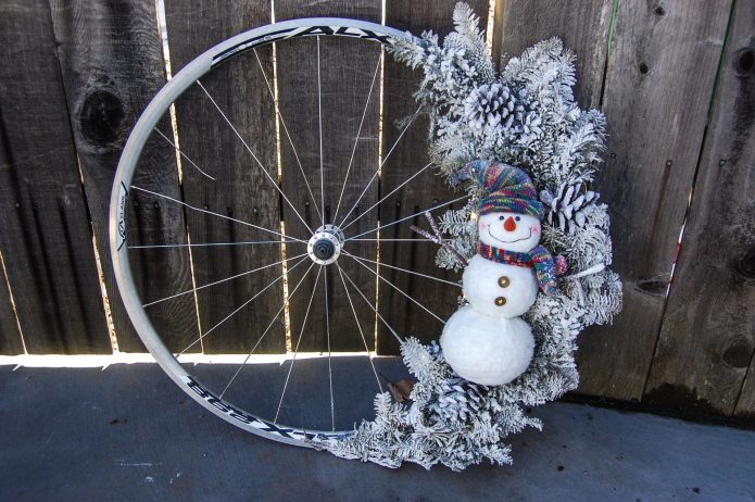 Couronne de Noël faite de roues