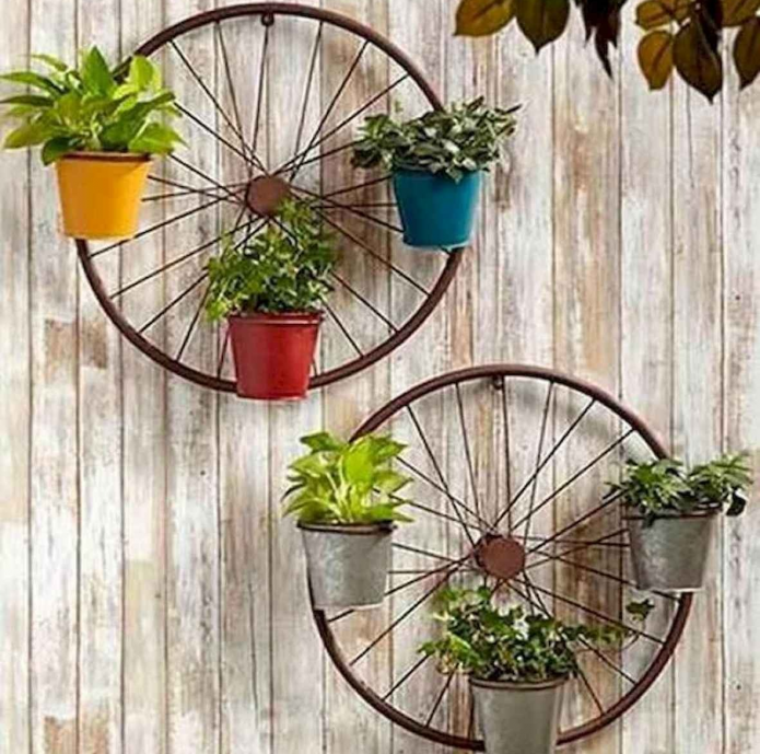 Composition de conteneurs de roues sur une clôture de pays