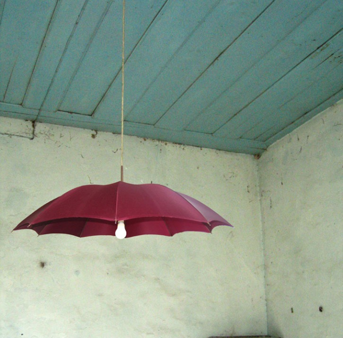 Lustre d'un parapluie dans le pays