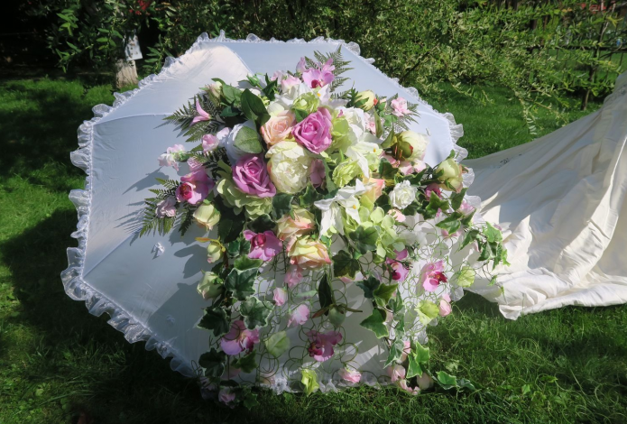 Décor de mariage spectaculaire avec parapluie et fleurs fraîches