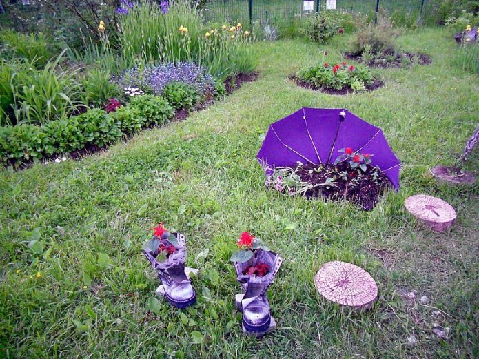 Parterre de fleurs original avec parapluie