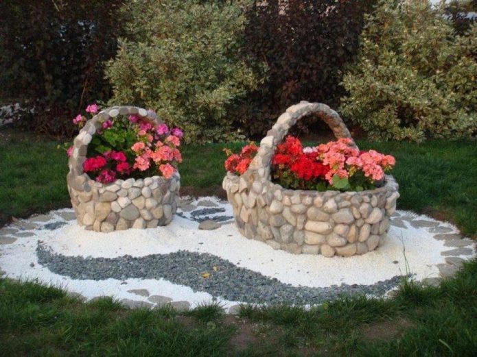 Pots de fleurs en pierre colorée