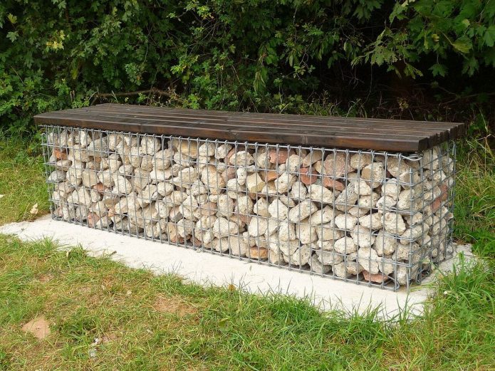 Banc de jardin à la base du gabion