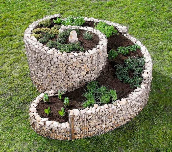 Parterre de fleurs en spirale de gabion