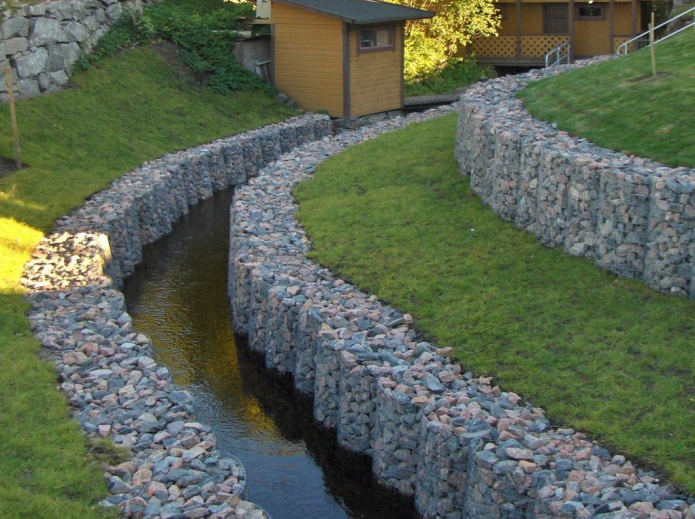 La rive du ruisseau des gabions