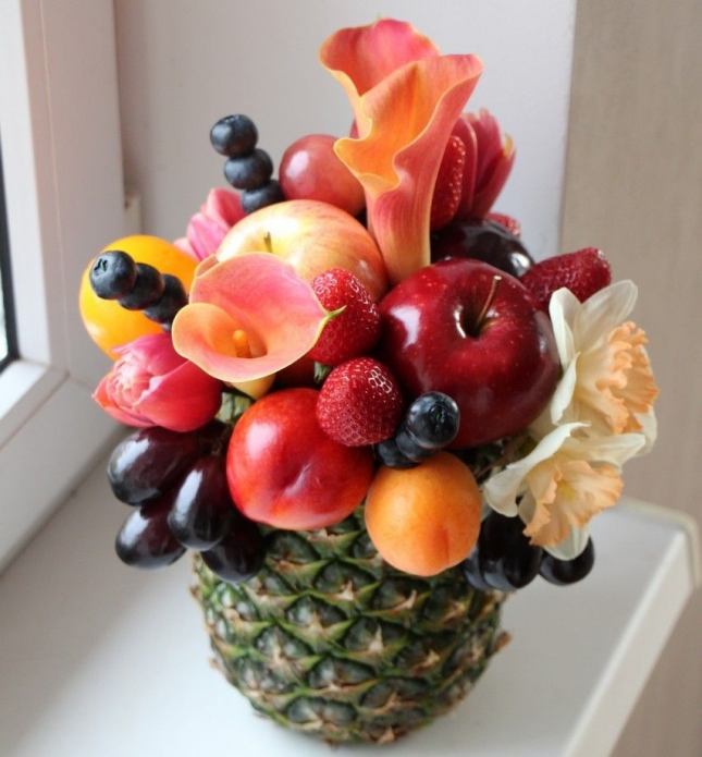 Arrangement de fruits et de fleurs d'ananas