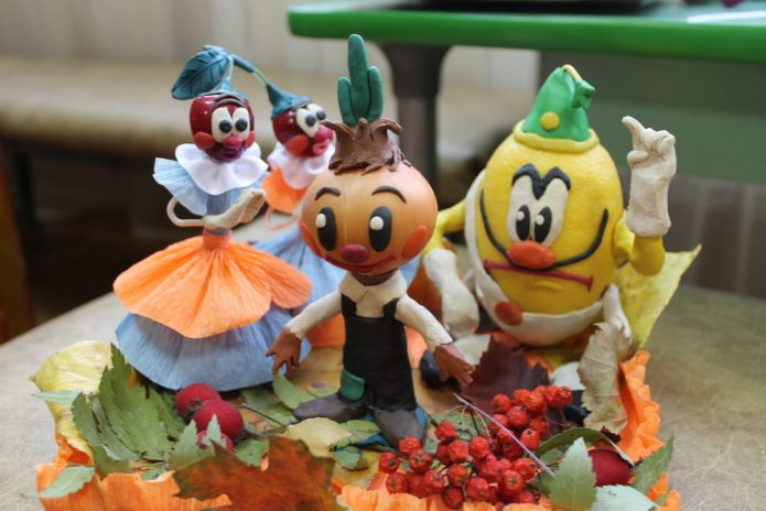 Illustration de légumes, fruits et pâte à modeler pour l'histoire de Gianni Rodari