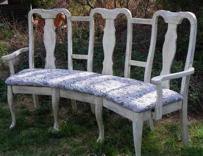 Banc de jardin de vieilles chaises