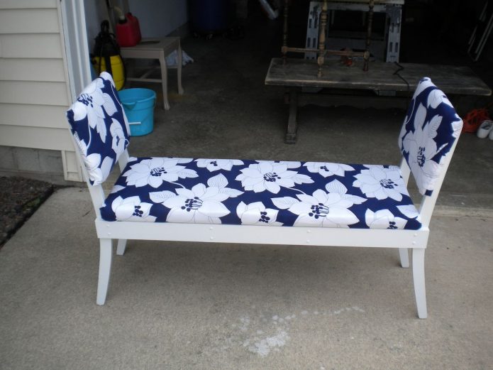 Canapé de jardin fait de vieilles chaises