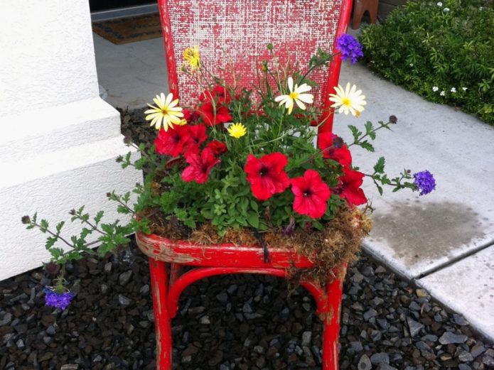 Lit conteneur d'une vieille chaise