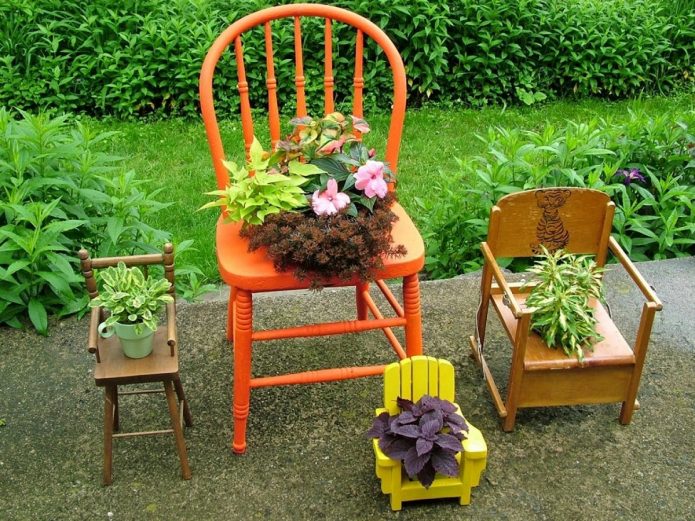 Petits parterres de fleurs sur de vieilles chaises