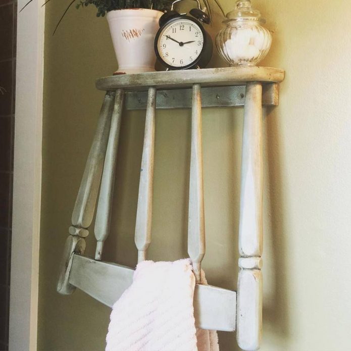 Cintre d'une vieille chaise de salle de bain