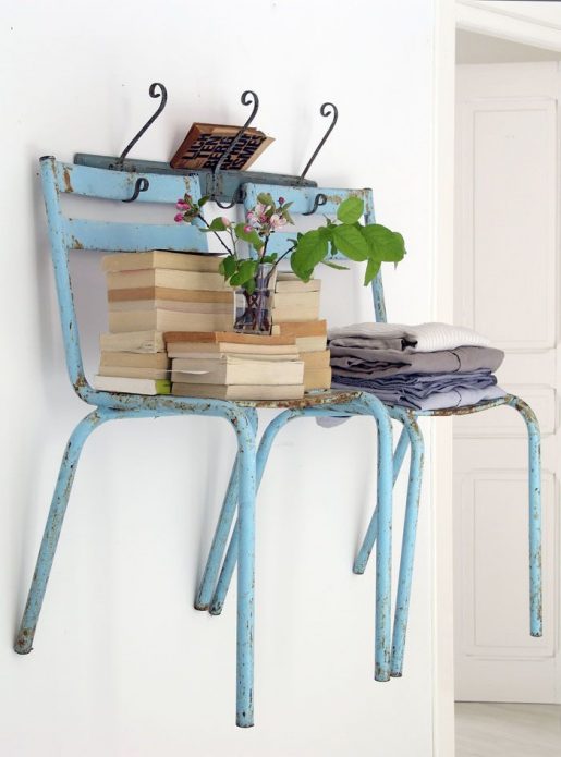 Étagère de vieilles chaises et cintres.