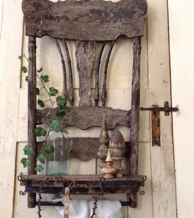 Étagère dans la cuisine d'une vieille chaise