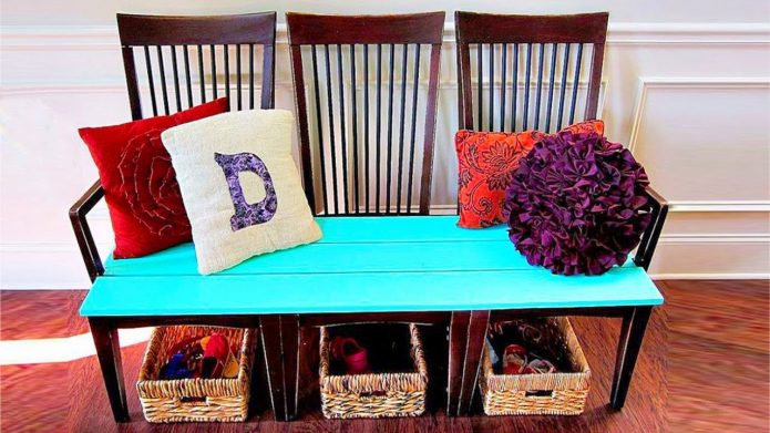 Banc de vieilles chaises dans le couloir