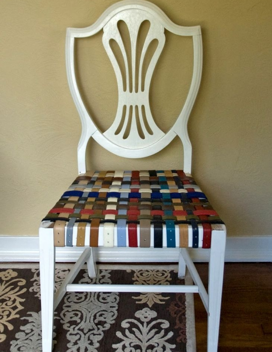 Chaise mise à jour avec des sangles