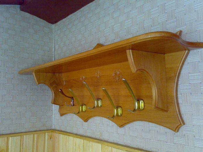 Porte-manteau en bois fait maison dans le couloir