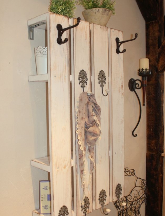 Cintre de palettes avec étagères