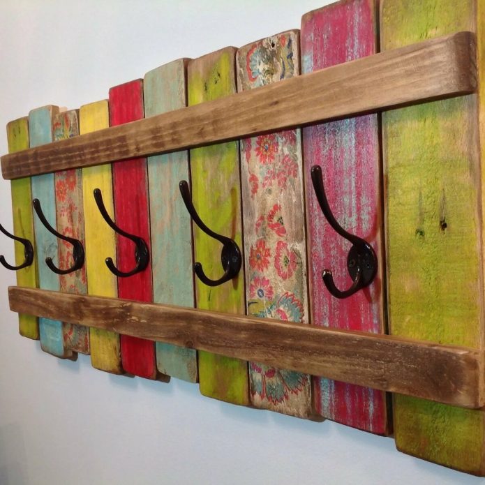 Cintre de palettes colorées