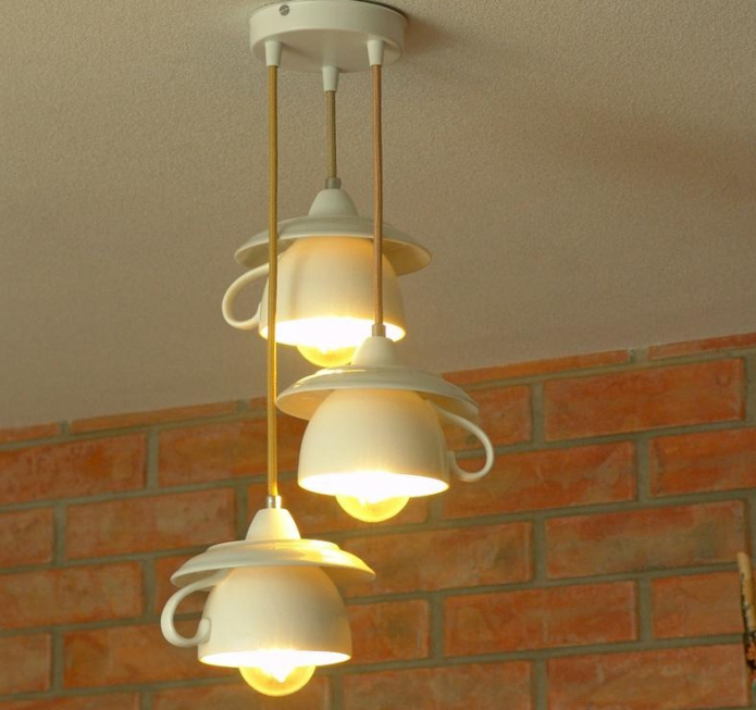 Lustre de vieilles tasses