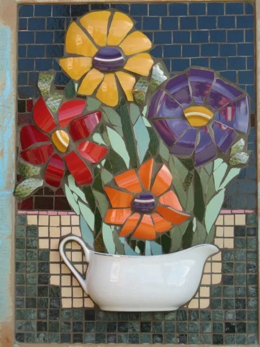 Panneau des fragments de plats colorés