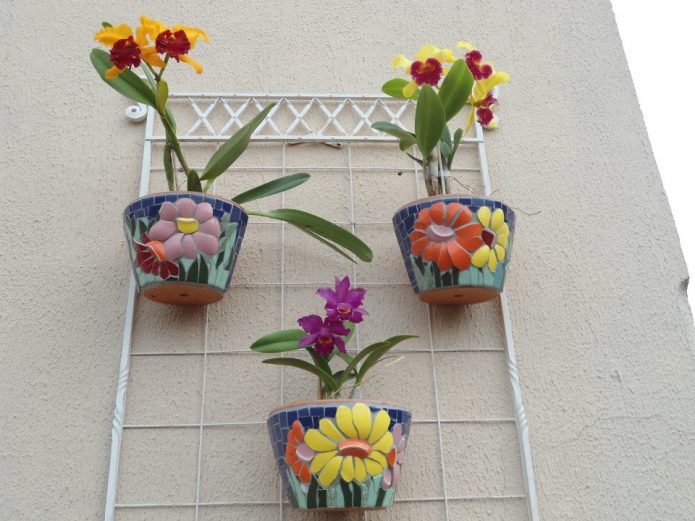 Pots de fleurs incrustés d'ustensiles cassés