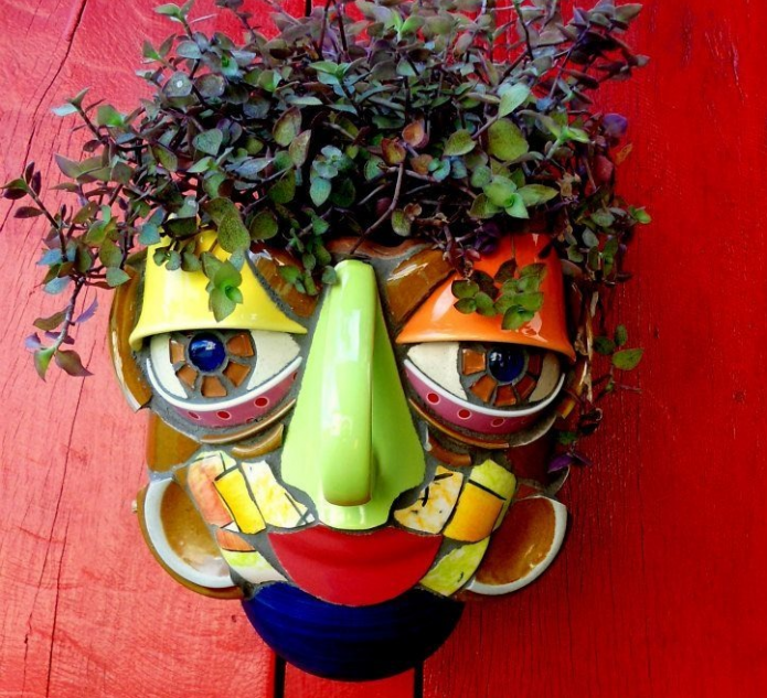 Jardinière de vieilles tasses