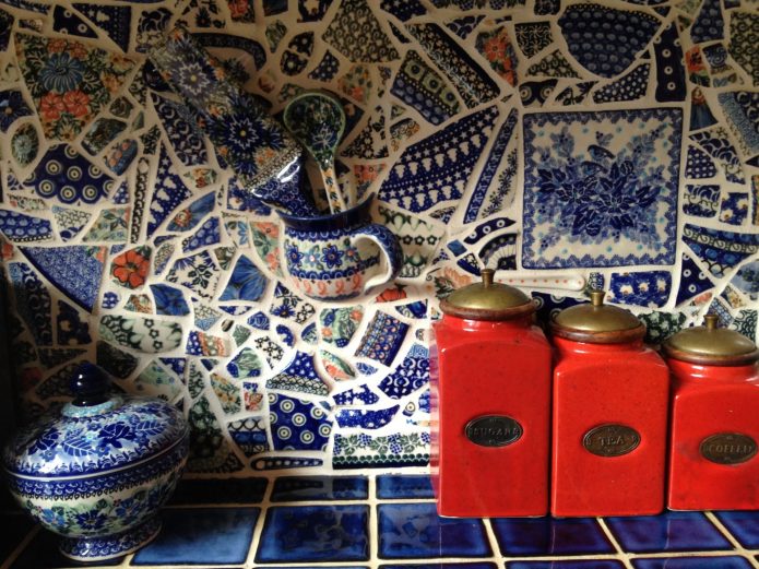 Tablier de cuisine original fait de morceaux de vaisselle cassés et d'une tasse cassée